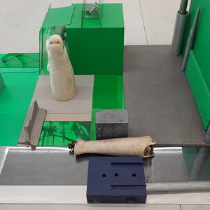 Michael Kienzer: ?Melted into the surroundings Vol. 12? 2023, verschiedene Materialien, Courtesy des K?nstlersaus: Michael Kienzer & Anneliese Schrenk: 'Was tun Skulpturen ohne Aufsicht?', KULTUMUSEUM im Spiegelgitterhaus Gleisdorf, 22. Mai bis 31