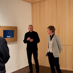 Zlatko Kopljar führte mit Kurator Johannes Rauchenberger durch die Ausstellung 'AUSLÖSCHUNG', 23.11.2024