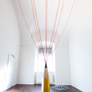 Zenita Komad, Friedensbaum, 2023, Objekt Bleistift 130 x 20 cm, in Installation mit Schnüren Größe variabel, Ausstellungsansicht: Zenita Komad: Nie wieder Krieg! KULTUMUSEUM Graz, 3.2.–26.5.2024, Kuratiert von Johannes Rauchenberger