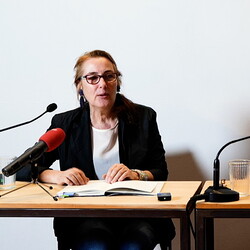 DER DOPPELTE GAST: Petra Ganglbauer und Auguste LaarUNUNTERBROCHEN (SCHWARZ) SEHENMittwoch, 10. Mai 2023, 19 UhrKULTUM [Im Cubus]EINF?HRUNG: Barbara RauchenbergerFoto: J.Rauchenberger/A. Babahmetovic