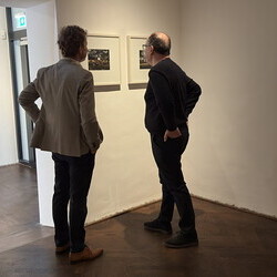 Kurator Johannes Rauchenberger mit Adrian Paci in der Ausstellung 'Gott hat kein Museum' am 19.3.2026