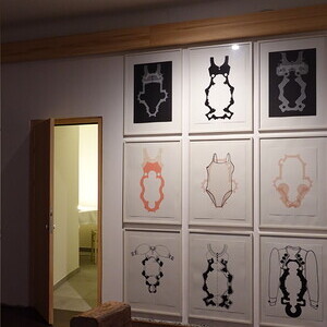                                 Lena Knilli, * 1961 in Graz (AT), lebt in Wien (AT), Kirchengrundriss und Becken, 2010?2012 (Serie), Transparentpapier auf Karton, Klebestreifen, 59,5 x 43 cm, KULTUMUSEUM Graz, aus: Seelenw?sche (2013)