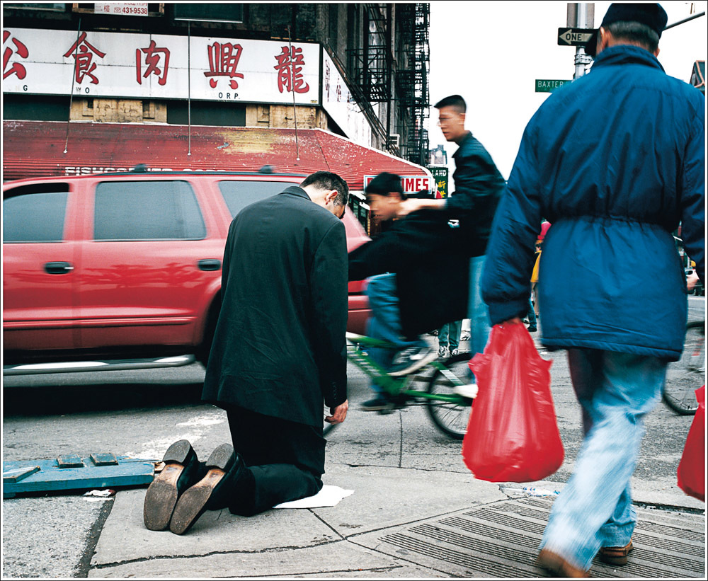 Zlatko Koplar (geb. 1962 in Zenica (YU), lebt in Zagreb (HR)), K9 COMPASSION (Canal Street)2004/2012, Foto: Christian NguyenUltraSecM - Museumsglas 4mm - Belichtung: Kodak Endura gl‰nzend, gerahmt, 115 x 140 cmCourtesy KULTUMdepot Graz, aus: MITL