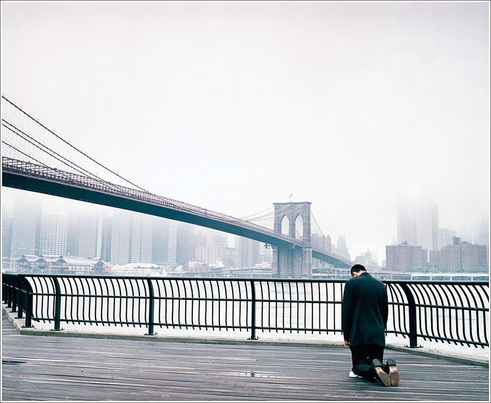 Zlatko Koplar (geb. 1962 in Zenica (YU), lebt in Zagreb (HR)), K9 COMPASSION (Brooklyn),2004/2012, Foto: Christian NguyenUltraSecM - Museumsglas 4mm - Belichtung: Kodak Endura gl‰nzend, gerahmt, 115 x 140 cmKULTUMdepot Graz, aus: MITLEID | compas