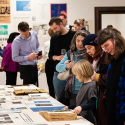 Im Bann (s)einer großen Erzählung: Josef Fink (1941–1999)Eröffnung im Minoritensaal, 28. Februar 2025Mit Johannes Rauchenberger, Elisabeth Koller (Kuratoren)Generalvika Erich Linhardt, Walter Prügger, Leiter des Ressorts 'Bildung, Kunst und Kultu
