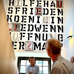 Michael Endlicher: ZEICHEN SPRACHE IRONIE. Kuratoren- und Künstlerführung mit Johannes Rauchenberger und Michael Endlicher am 27.6.2024