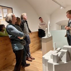 Führung mit Kurator Johannes Rauchenberger durch die Ausstellung 'Auslöschung' von Zlatko Kopljar