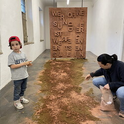 Aufbau der Ausstellung: Zenita Komad: NIE WIEDER KRIEG!KULTUM MUSEUM Graz, J?nner 2024Foto: KULTUM/Aufbauteam