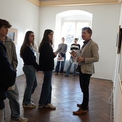 Ausstellungsführung Schulgruppe durch die Ausstellung 'Auslöschung' von Zlatko Kopljar durch Johannes Rauchenberger, Jänner 2025