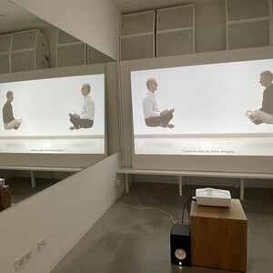 Michael ENDLICHER, I have to believe, 2020, Video, Länge: 2:42 min, Sprache: Deutsch mit UT (englisch), Ausstellungsansicht: Michael Endlicher: ZEICHEN SPRACHE IRONIE, KULTUM Graz, 11. Mai bis 13. Juli 2024, Kurator: Johannes Rauchenberger