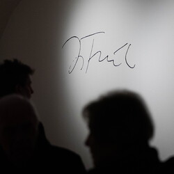 Im Bann (s)einer großen Erzählung: Josef Fink (1941–1999)Eröffnung im Minoritensaal, 28. Februar 2025Mit Johannes Rauchenberger, Elisabeth Koller (Kuratoren)Generalvika Erich Linhardt, Walter Prügger, Leiter des Ressorts 'Bildung, Kunst und Kultu