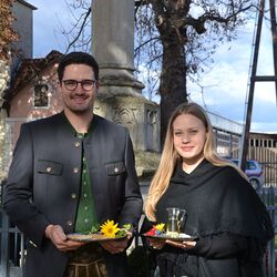 Landjugend mit Hostie und Messwein