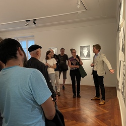 Lange Nacht der Kirchen 2024_'Nie wieder Krieg!'_Zenita Komad_Kuratorenführung. Foto: KULTUM