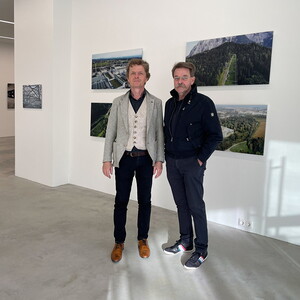 Kunstsammler Erich Wolf und Kurator Johannes Rauchenberger, der in Zukunft das Spiegelgitterhaus kuratorisch betreut.Foto: Wolf