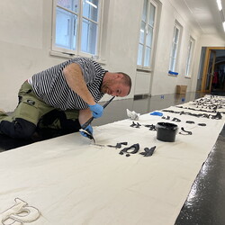 Aufbau der Ausstellung: Zenita Komad: NIE WIEDER KRIEG!KULTUM MUSEUM Graz, J?nner 2024Foto: KULTUM/Aufbauteam