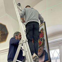 Aufbau der Ausstellung: Zenita Komad: NIE WIEDER KRIEG!KULTUM MUSEUM Graz, J?nner 2024Foto: KULTUM/Aufbauteam