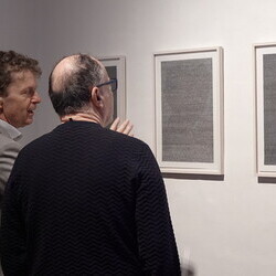                                 Kurator Johannes Rauchenberger mit Adrian Paci in der Ausstellung 'Gott hat kein Museum' am 19.3.2026