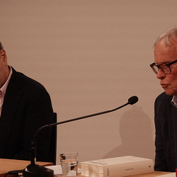 Lesung am 8. Mai 2026 mit Peter Waterhouse aus seinem neuen Werk Z Ypsilon X, mit einleitenden Worten von Johannes Rauchenberger und Edith Draxl. Gespräch und Moderation Paul Jandl.