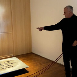 Zlatko Kopljar führte mit Kurator Johannes Rauchenberger durch die Ausstellung 'AUSLÖSCHUNG', 23.11.2024