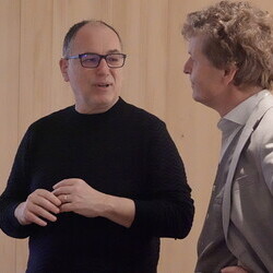                                 Kurator Johannes Rauchenberger mit Adrian Paci in der Ausstellung 'Gott hat kein Museum' am 19.3.2026