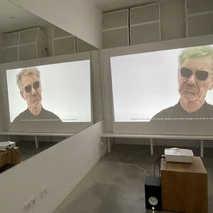 Michael ENDLICHER, I have to believe, 2020, Video, Länge: 2:42 min, Sprache: Deutsch mit UT (englisch), Ausstellungsansicht: Michael Endlicher: ZEICHEN SPRACHE IRONIE, KULTUM Graz, 11. Mai bis 13. Juli 2024, Kurator: Johannes Rauchenberger