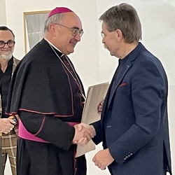 Eröffnung des Spiegelgitterhauses Gleisdorf (Sammlung Wolf) durch Bürgermeister Christoph Stark, Landeshauptmann Christopher Drexler und Diözesanbischof Wilhelm Krautwaschl.Laudatio: Walter Prügger,Einführung in die Ausstellung 'WENDEZEITEN/ZEITENW