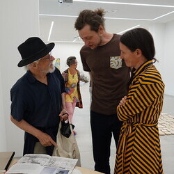                                 Er?ffnung der Sommer-Ausstellung im Spiegelgitterhaus Gleisdorf am 20. Juni 2025:  'round and round she goes  and where she stops nobody knows'Eine Ausstellung ?ber die ZEIT, kuratiert von zweintopf Mit Werken von M