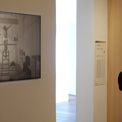                                 Kurator Johannes Rauchenberger mit Adrian Paci in der Ausstellung 'Gott hat kein Museum' am 19.3.2026