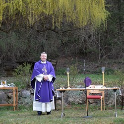 Pfarrer Claudiu Budău in Erwartung der Wallfahrer:innen