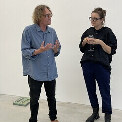 Künstler*innengespräch: Anneliese Schrenk und Michael Kienzer im Gespräch mit Kurator Johannes Rauchenberger in der Ausstellung: 'Was tun Skulpturen ohne Aufsicht?', 8.8.2026, Spiegelgitterhaus Gleisdorf, Hochsommer.art
