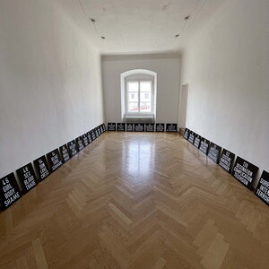 Michael Endlicher, Dramenbleche, 2004/2022, geprägtes Aluminiumblech, 30x40 cm, 40x40 cm, 50x40 cm, Auflage: 1+1, Ausstellungsansicht: Michael Endlicher: ZEICHEN SPRACHE IRONIE, KULTUM Graz, 11. Mai bis 13. Juli 2024, Kurator: Johannes Rauchenber