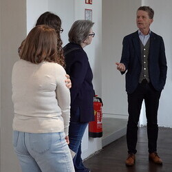 Führung mit Kurator Johannes Rauchenberger und Studierendenvertretungen der Theologiestudierenden aus Wien und Graz durch die Ausstellung 'Gott hat kein Museum' am Samstag, 22.11.2025