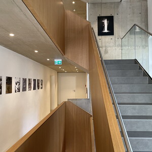 Michael Endlicher, 62er Kopfbleche, 2016/2022, bedrucktes u. geprägtes Aluminiumblech, 40x30 cm, Auflage: 3+1, Ausstellungsansicht: Michael Endlicher: ZEICHEN SPRACHE IRONIE, KULTUM Graz, 11. Mai bis 13. Juli 2024, Kurator: Johannes Rauchenberger