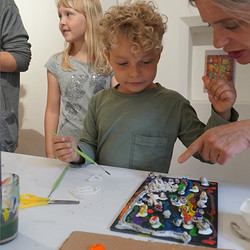 Paradieswerkstatt Malworkshop in der Ausstellung 'Innergärten und Trotzdemblüten' von Alois Neuhold Foto: KULTUM/Andrea Hopper