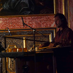 Abschluss der 4. Blumenbergtage am 14.3.26 im Minoritensaal mit einem Live-Hörspiel inszeniert von büro lunaire, nach einem Text von Stefan Schmitzer, mit Kompositionen von A. Bauer, T. Urban, F. Kindlinger, G. T. Pérez, R. Schinwald. Tontechnik B. A