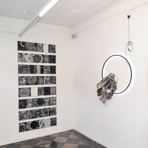 Peter Angerer: „Identity“, 2022, 8 Schienenmit je 5 Tafeln, auf Maltafeln kaschierte Monoprints,Schablonentext, Zeichnung, analogeFotos/Fotogramme, Acryl, Zeichnung, digitaleGrafik, Schienen je 25cm x 105cm„Identity-Objekt“, Leuchtobjekt mit Ble