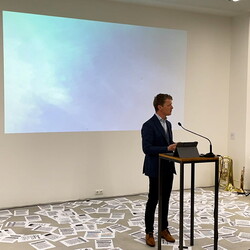 Eröffnung des Spiegelgitterhauses Gleisdorf (Sammlung Wolf) durch Bürgermeister Christoph Stark, Landeshauptmann Christopher Drexler und Diözesanbischof Wilhelm Krautwaschl.Laudatio: Walter Prügger,Einführung in die Ausstellung 'WENDEZEITEN/ZEITENW