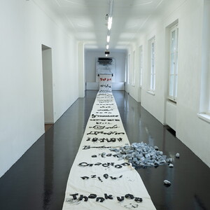 Zenita Komad, Thank You, 2023, Installation, 200 x 150 x 45 cm + 20 Meter Tiefe, Ausstellungsansicht: Zenita Komad: Nie wieder Krieg! KULTUMUSEUM Graz, 3.2.–26.5.2024, Kurator Johannes Rauchenberger