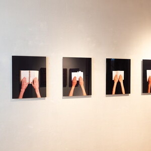 Danica  Dakić, * 1962 in Sarajevo (YU), lebt in Düsseldorf (DE) und Sarajevo (BiH), Surround, 2003, 7 C-Prints (Diasec), je 50 x 42 cm, KULTUMUSEUM Graz, aus: WIE DU MIR. Gegenbilder für transkulturelles Denken und Handeln (2008).