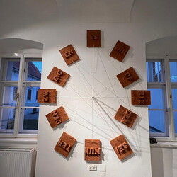 Aufbau der Ausstellung: Zenita Komad: NIE WIEDER KRIEG!KULTUM MUSEUM Graz, Jänner 2024Foto: KULTUM/Aufbauteam