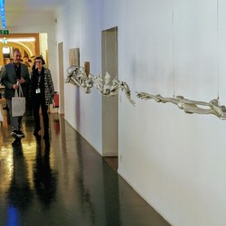 Lakhdar Boumediene und Ahmed Errachidi mit Roberta Maierhofer