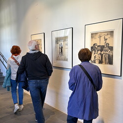 Kuratorenführung mit Kurator Johannes Rauchenberger durch die Ausstellung 'Im Bann (s)einer gro?en Erz?hlung: Josef Fink zum 25. Todestag' am letzten Ausstellungstag, 19. April 2025