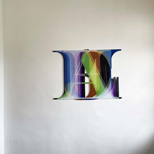 Michael Endlicher, Halleluja, 2024, Digitaldruck, gefrästes Acrylglas, Auflage: 3+1, ca. 115x86 cm, Ausstellungsansicht: Michael Endlicher: ZEICHEN SPRACHE IRONIE, KULTUM Graz, 11. Mai bis 13. Juli 2024, Kurator: Johannes Rauchenberger