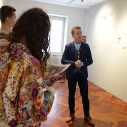 Führung mit Kurator Johannes Rauchenberger und Studierendenvertretungen der Theologiestudierenden aus Wien und Graz durch die Ausstellung 'Gott hat kein Museum' am Samstag, 22.11.2025