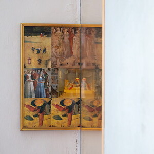 Maaria Wirkkala Permanent Collection, 2011, Postkarten in Lehmwand | Postcards in clay-wall, Courtesy of the artist and KULTUMUSEUM Graz, aus: Maaria Wirkkala: SHARING (2011)