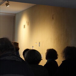 Lange Nacht der Kirchen, 23. Mai 2025: Kurator Johannes Rauchenberger führt durch die Ausstellung 'NUN MEHR – MEAN TIME' von Maaria Wirkkala