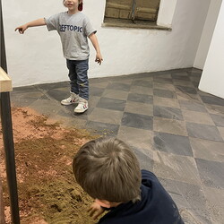 Aufbau der Ausstellung: Zenita Komad: NIE WIEDER KRIEG!KULTUM MUSEUM Graz, J?nner 2024Foto: KULTUM/Aufbauteam