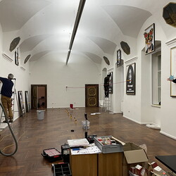 Aufbau der Ausstellung: Zenita Komad: NIE WIEDER KRIEG!KULTUM MUSEUM Graz, J?nner 2024Foto: KULTUM/Aufbauteam