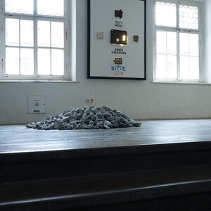 Zenita Komad, Gott möge ihnen verzeihen bitte, weil ich kann es noch nicht II, 2023, Objektbild mit Bewegungsmelder, Licht, Elektrik150 x 110 cm,  Ausstellungsansicht: Zenita Komad: Nie wieder Krieg! KULTUMUSEUM Graz, 3.2.–26.5.2024, Kurator Johan