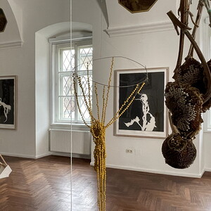 Wilhelm Scheruebl Wilde Karde, 2019  Bronzeg?sse, Kupfervase  30x20x50 cm